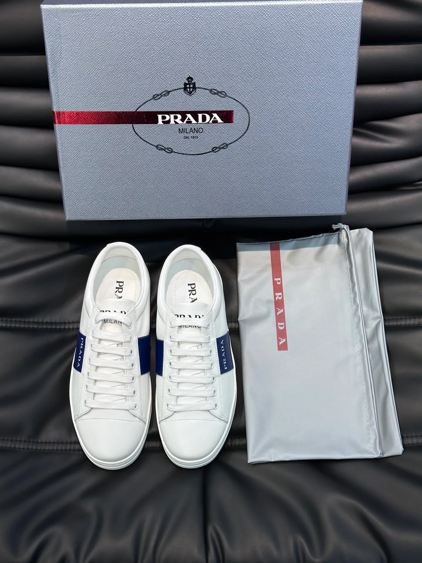 Men's shoes 💰p360 "Men's shoes 💰pRAD*" Prada's new high-end men's casual sports shoes. This leather sports shoe uses calfskin upper. The body of the shoe interprets the Prada letter brand logo from multiple angles. The brand logo is embellished on one side of the upper, all explaining the brand style. Sheepskin lining, lightweight, comfortable and durable! Size: 38-44